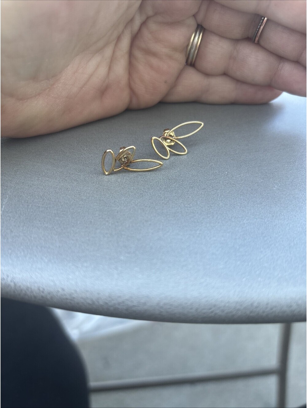VTG AVON GOLD TONE EARRINGS LEAF FORM